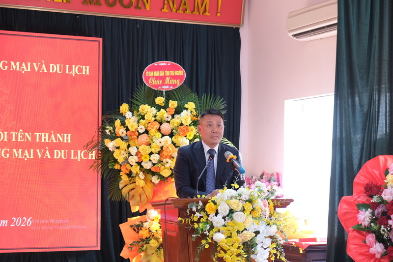 Phó Vụ trưởng Vụ Tổ chức cán bộ Nguyễn Quang Hồng công bố các quyết định sáp nhập trường và công tác cán bộ.