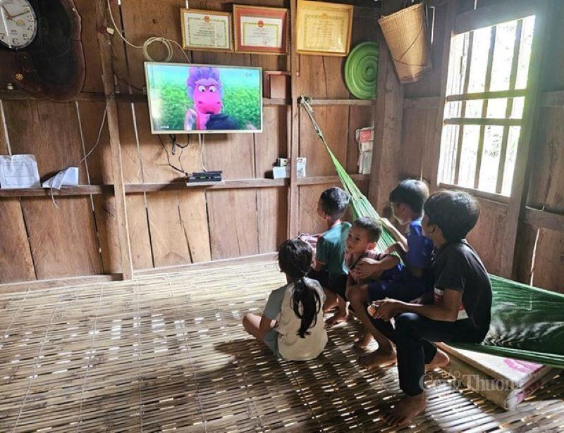 Niềm vui của các em nhỏ khi làng đã được hoà lưới điện quốc gia.