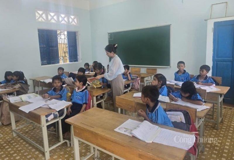Lớp học ở Canh Tiến rực sáng ánh điện - niềm vui giản dị mà trước đây bà con chưa từng có.