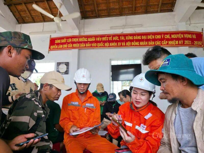 Bà con làng Canh Tiến phấn khởi trong ngày đầu tiên đón điện lưới quốc gia.