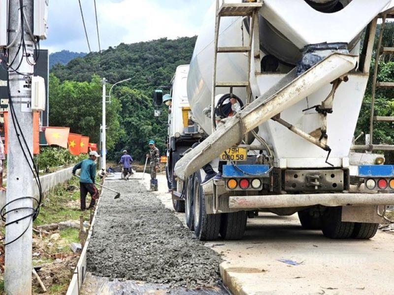 Không khí rộn ràng, khởi sắc tại làng Canh Tiến với điện - đường - trường - trạm trong năm mới đầu tiên có điện lưới quốc gia.