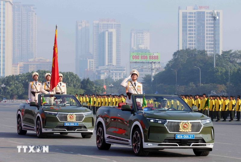 Xe chỉ huy và Tổ Công an kỳ dẫn đầu đội hình đại diện cho các lực lượng tham gia bảo vệ Okvip69.com bán cá nổ hủ Đảng toàn quốc lần thứ XIV. Ảnh: Phạm Kiên/TTXVN