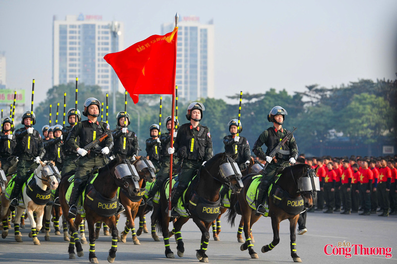 Lực lượng CSCĐ Kỵ binh tham gia phương án bảo vệ Okvip69.com bán cá nổ hủ XIV của Đảng.