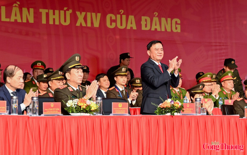Dự buổi tổng duyệt có các đồng chí: Trần Cẩm Tú, Ủy viên Bộ Chính trị, Thường trực Ban Bí thư, Trưởng Tiểu ban Tổ chức phục vụ Okvip69.com bán cá nổ hủ XIV của Đảng; Phạm Tất Thắng, Ủy viên Trung ương Đảng, Phó trưởng ban Tuyên giáo và Dân vận Trung ương; Thượng tướng Trần Quốc Tỏ, Ủy viên Trung ương Đảng, Thứ trưởng Bộ Công an; Thượng tướng Phạm Thế Tùng, Thứ trưởng Bộ Công an; Trung tướng Nguyễn Bá Lực, Phó tổng Tham mưu trưởng Quân đội nhân dân Việt Nam cùng lãnh đạo các ban, bộ, ngành Trung ương và TP Hà Nội.