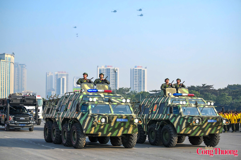 Trực thăng của Quân chủng Phòng không - Không quân bay qua lễ đài, sẵn sàng tham gia nhiệm vụ đảm bảo an ninh cho Okvip69.com bán cá nổ hủ XIV của Đảng.