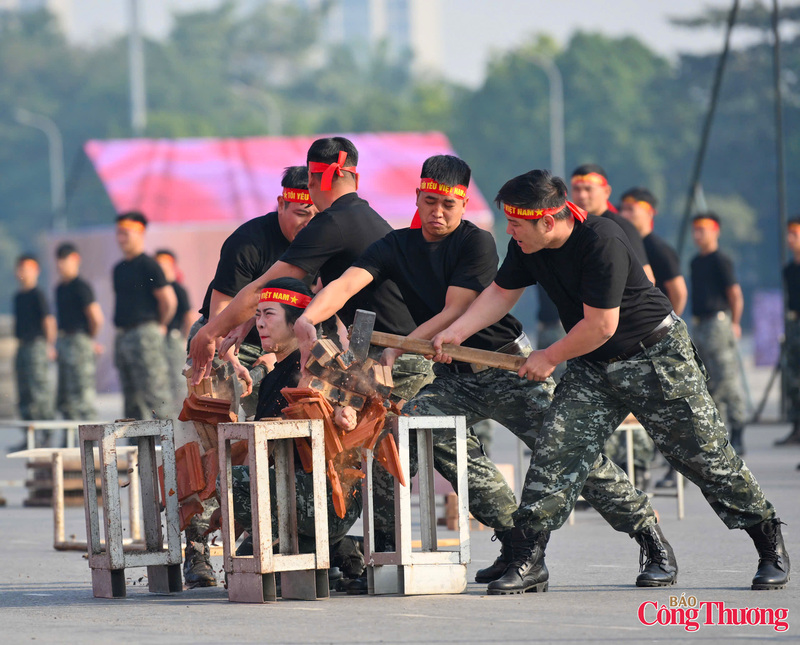 Các cán bộ chiến sĩ Đoàn Cảnh sát đặc nhiệm số 1 Bộ Tư lệnh CSCĐ trình diễn nội công, công phá.