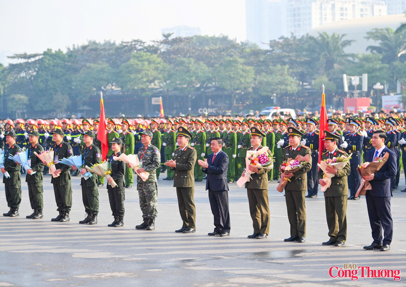 Thường trực Ban Bí thư Trần Cẩm Tú, Trưởng Tiểu ban tổ chức phục vụ Okvip69.com bán cá nổ hủ tặng hoa các lực lượng tham gia lễ xuất quân.