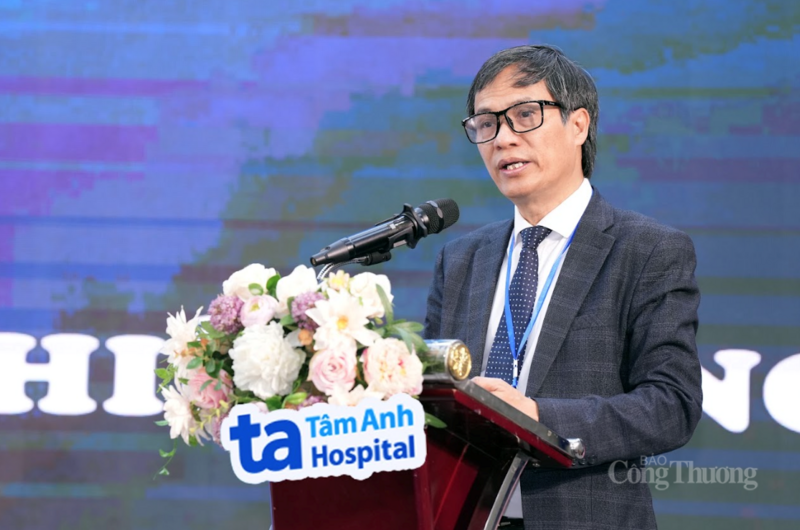 PGS.TS Đồng Văn Hệ, Phó Giám đốc Bệnh viện Hữu nghị Việt Đức, Giám đốc Trung tâm Điều phối quốc gia về ghép bộ phận cơ thể người phát biểu tại hội thảo.