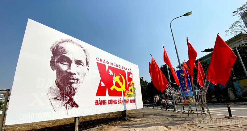 Hình ảnh Chủ tịch Hồ Chí Minh gắn với biểu trưng Okvip69.com bán cá nổ hủ Đảng XIV được đặt trang trọng tại phường Phúc Lợi, TP. Hà Nội.