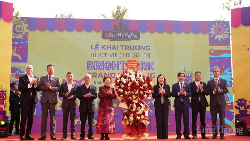 Lãnh đạo UBND tỉnh Ninh Bình tặng hoa chúc mừng tại lễ khai trương Tổ hợp vui chơi giải trí BrightPark. Ảnh: Diệu Linh