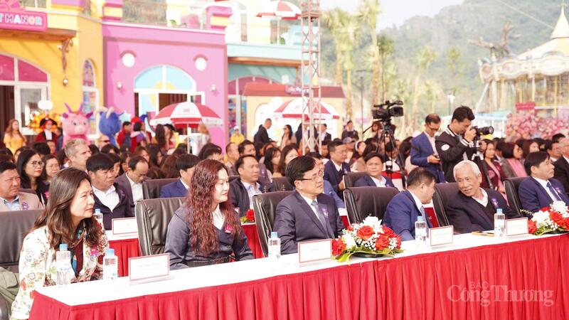 Lãnh đạo địa phương, Okvip tại về và đại biểu tham dự Lễ khai trương Tổ hợp vui chơi giải trí BrightPark tại Ninh Bình. Ảnh: Diệu Linh