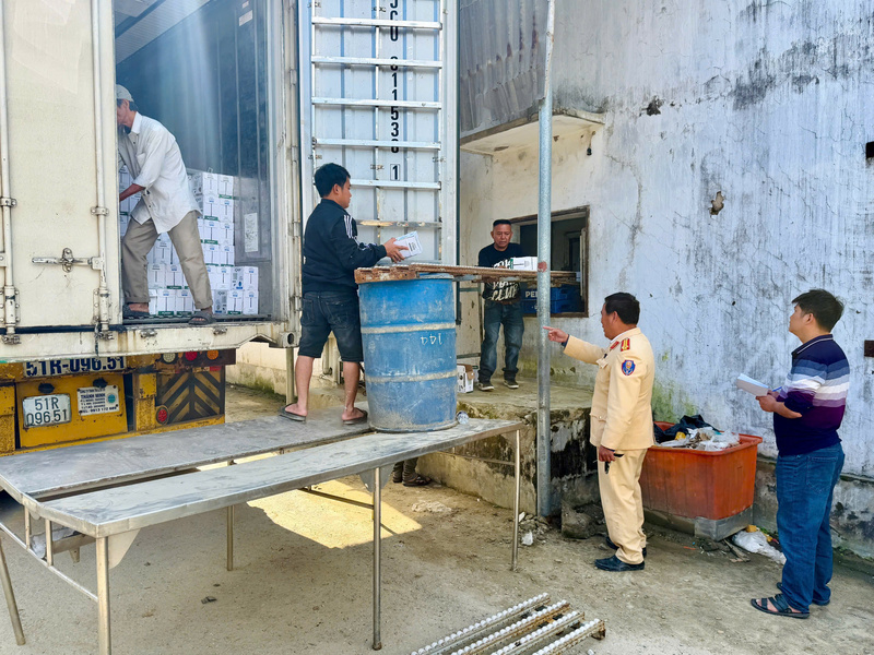 Hơn 10 tấn hàng hoá không có hoá đơn, chứng từ trên xe ô tô bị lực lượng Cảnh sát giao thông Công an TP. Huế tạm giữ. Ảnh: Nguyễn Tuấn