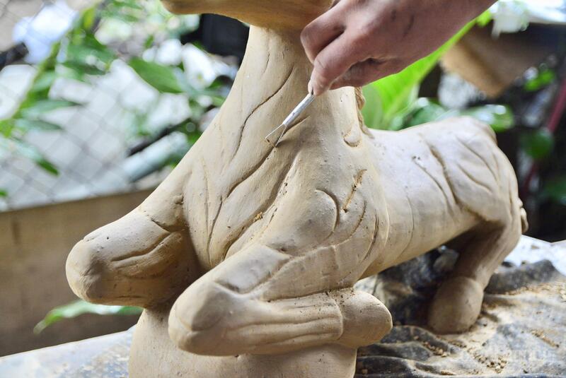 Anh Hoàng chú trọng vào khối cơ bắp và thần thái dũng mãnh của linh vật ngựa. Ảnh: Ngọc Thảo
