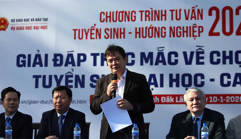 TS Nguyễn Mạnh Hùng, chuyên viên chính Vụ Giáo dục Đại học trao đổi tại buổi tư vấn tuyển sinh. Ảnh: MP
