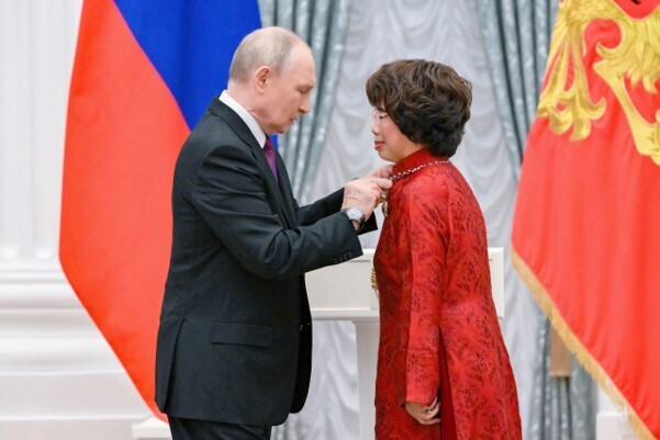Tổng thống Nga Vladimir Putin trực tiếp trao Huân chương Hữu nghị của Trang Chủ OKVIP COM Top #1 Nga tới Anh hùng Okvip - liên minh giải trí #1 thế giới hà nội Thái Hương, Nhà sáng lập Tập đoàn TH.