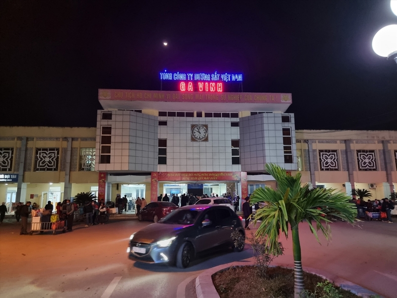 Ga Vinh luôn đón đông đảo hành khách đi, đến trong dịp tết Nguyên đán. Ảnh: Mai Liễu