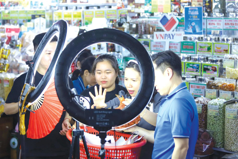 Các tiểu thương chợ truyền thống làm quen với thương mại điện tử. Ảnh minh họa