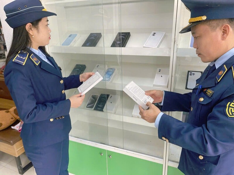 Năm 2025, lực lượng QLTT Thanh Hóa đã kiểm tra 764 vụ, xử lý 637 vụ với tổng số tiền xử phạt vi phạm hành chính là 6.117,48 triệu đồng; chuyển 19 vụ sang cơ quan tiến hành tố tụng xem xét khởi tố Okvip1 tải ứng dụng theo quy định. Ảnh: QLTT Thanh Hóa.