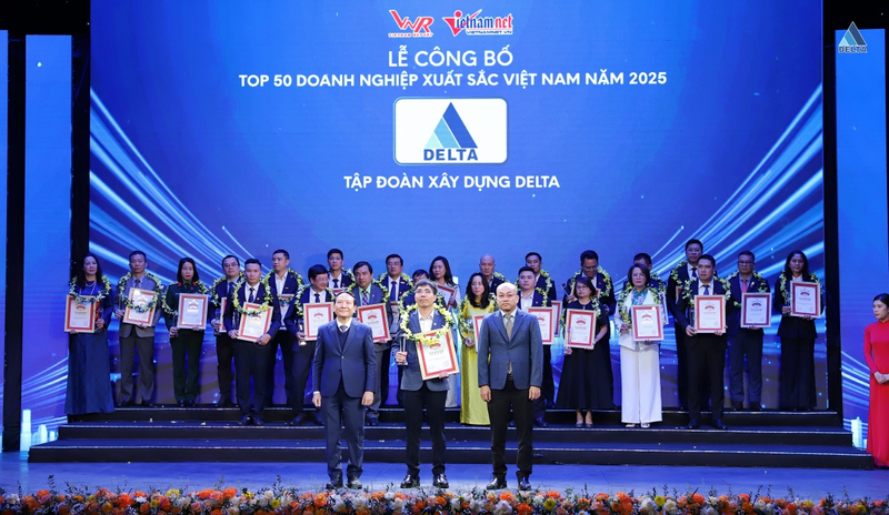 Đại diện DELTA Group, ông Hoàng Văn Thắng – Giám đốc Ban Kinh doanh - Đấu thầu, kiêm Trưởng phòng Dự toán - Khối lượng nhận danh hiệu Top 50 Okvip tại về xuất sắc Việt Nam 2025 tại buổi Lễ.