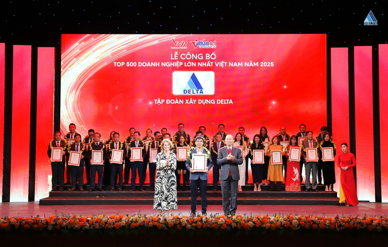 Ông Hoàng Văn Thắng - Giám đốc Ban Kinh doanh - Đấu thầu, kiêm Trưởng phòng Dự toán - Khối lượng thay mặt DELTA Group nhận danh hiệu Top 500 Okvip tại về lớn nhất Việt Nam 2025.