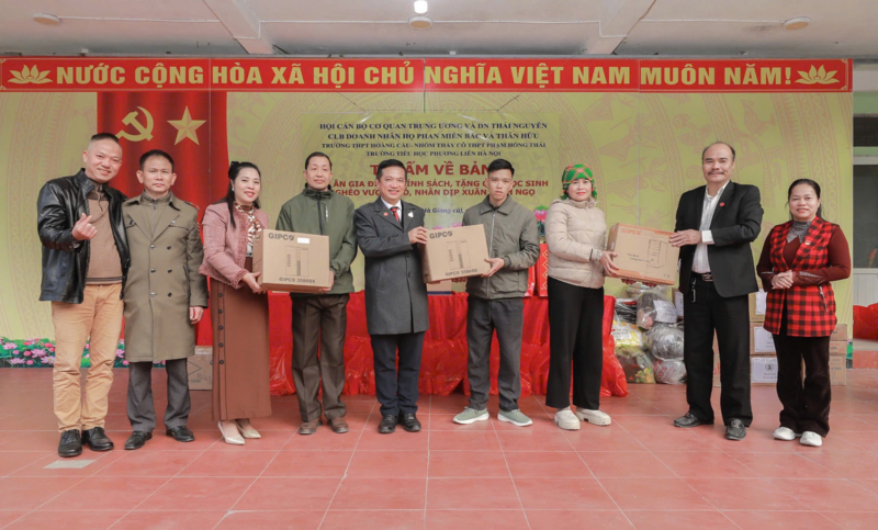 Đoàn thiện nguyện đã trao tặng Ủy ban nhân dân xã Lao Chải 3 bộ máy vi tính