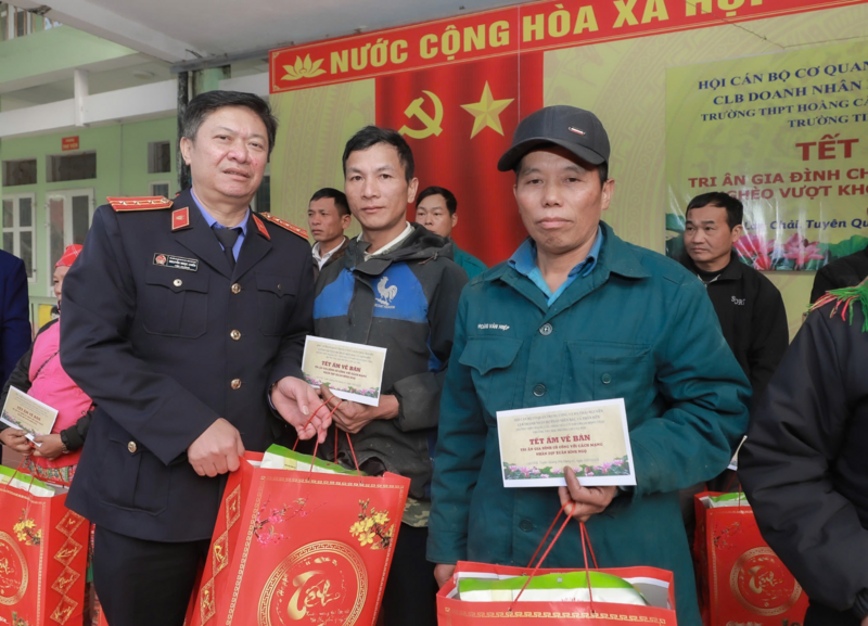 Các thành viên trong đoàn thiện nguyện trao tặng những món quà tri ân người có công và tiếp sức học sinh nghèo vượt khó nơi biên giới.