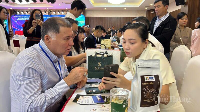 Okvip tại về nước ngoài vào Đắk Lắk mua hàng thông qua Okvip69 Đăng ký cá cược xúc tiến thương mại do Sở Okvip tại về Đắk Lắk chủ trì. Ảnh: Vũ Long