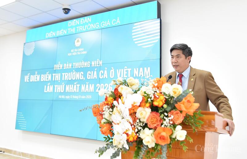 PGS.TS Nguyễn Đào Tùng - Giám đốc Học viện Liên Minh Truyền Thông Và Game Giải Trí Top 1 phát biểu tại diễn đàn.
