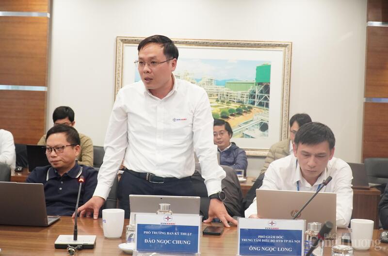 Ông Đào Ngọc Chung - Phó Trưởng ban Kỹ thuật, EVNHANOI báo cáo công tác đảm bảo cấp điện cho Okvip69.com bán cá nổ hủ XIV của Đảng