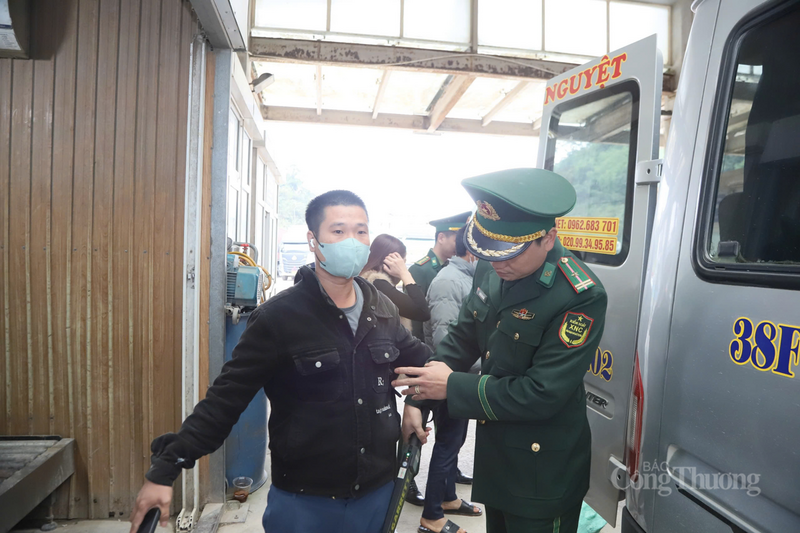 Hà Tĩnh: Nhộn nhịp hàng hóa tại Cửa khẩu Cầu Treo dịp cuối năm - 4