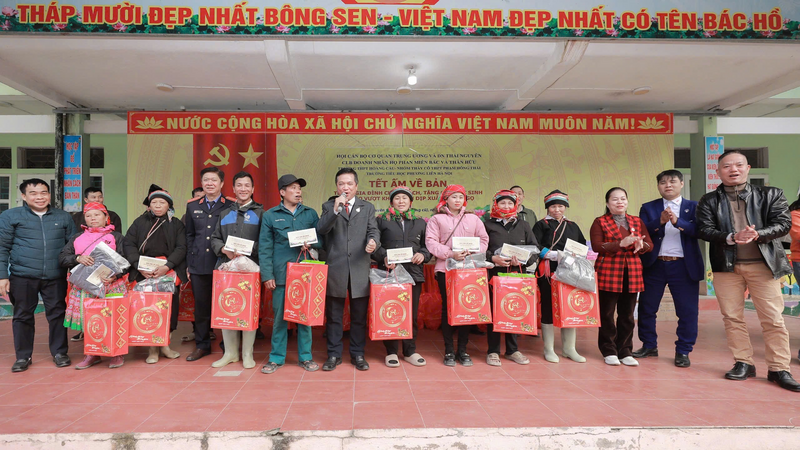 Đoàn công tác và Lãnh đạo chính quyền địa phương cùng các gia đình người có công với cách mạng và toàn thể đại biểu, thầy cô giáo và các em học sinh dự chương trình cùng nhau hát bài “Như có Bác Hồ trong ngày vui đại thắng".