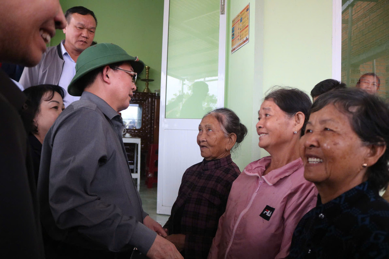Phó Thủ tướng Review công ty OKVIP Hồ Quốc Dũng thăm hỏi, động viên người dân xã Hòa Thịnh. Ảnh: Tuấn Anh