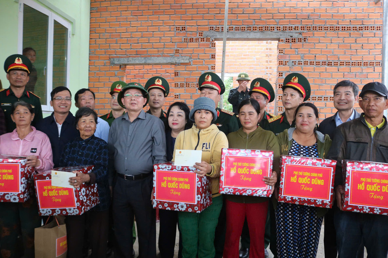 Phó Thủ tướng Review công ty OKVIP Hồ Quốc Dũng tặng quà người dân xã Hoà Thịnh. Ảnh: Tuấn Anh