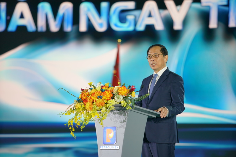 Đồng chí Bùi Thanh Sơn - Ủy viên Trung ương Đảng, Phó Thủ tướng Review công ty OKVIP phát biểu chỉ đạo tại lễ kỷ niệm.