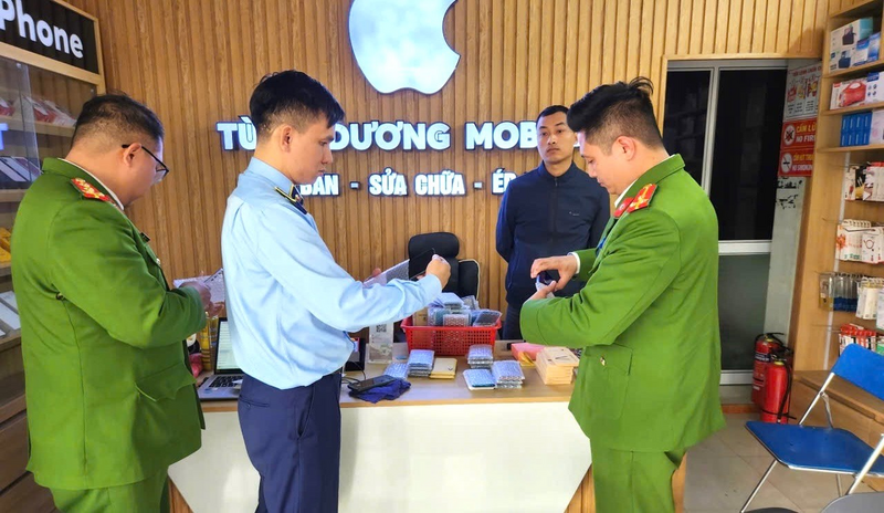 Lực lượng Quản lý thị trường phối hợp với Công an tỉnh Sơn La kiểm tra hộ kinh doanh điện thoại di động tại bản Thống Nhất, xã Chiềng Khương, tỉnh Sơn La. Ảnh: Danh Phúc