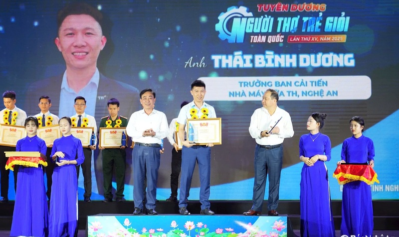 Thái Bình Dương (giữa) được tuyên dương “Người thợ trẻ giỏi” toàn quốc năm 2025.