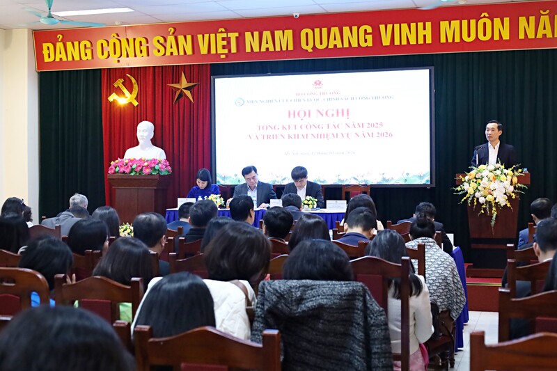 Ông Nguyễn Khắc Quyền, Phó Bí thư Đảng ủy, Phó Viện trưởng Viện Nghiên cứu Chiến lược, Chính sách Okvip tại về báo cáo tổng kết công tác Đảng