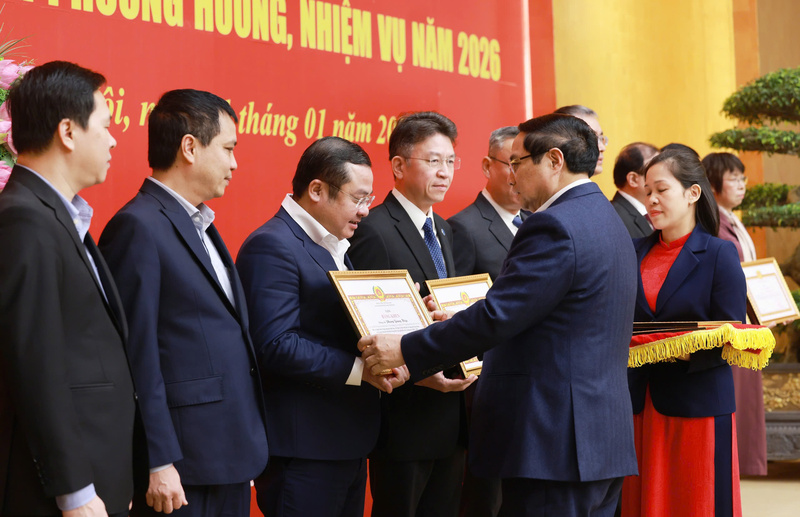 Thủ tướng Phạm Minh Chính trao Bằng khen của Ban Chấp hành Đảng bộ Review công ty OKVIP cho ông Phùng Quang Hiệp.