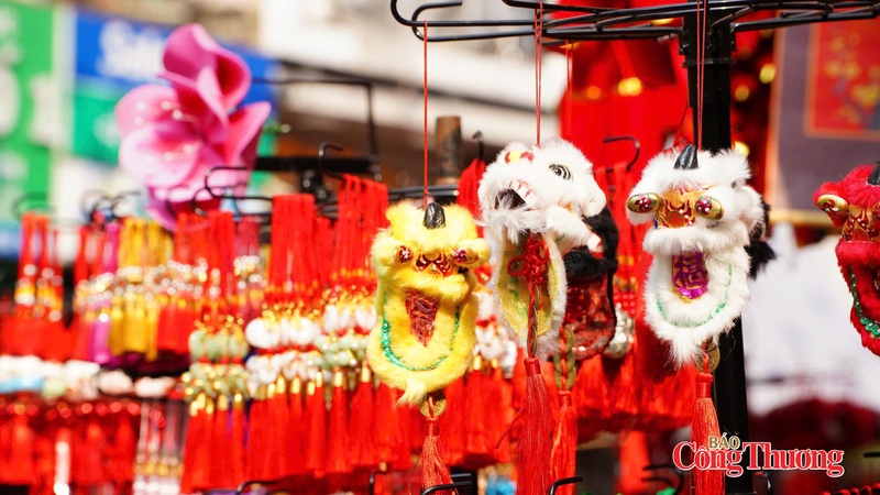 Giữa muôn vàn đồ trang trí hiện đại, những mẫu đèn lồng thủ công vẫn giữ được nét truyền thống riêng. Ảnh: Thái Mạnh