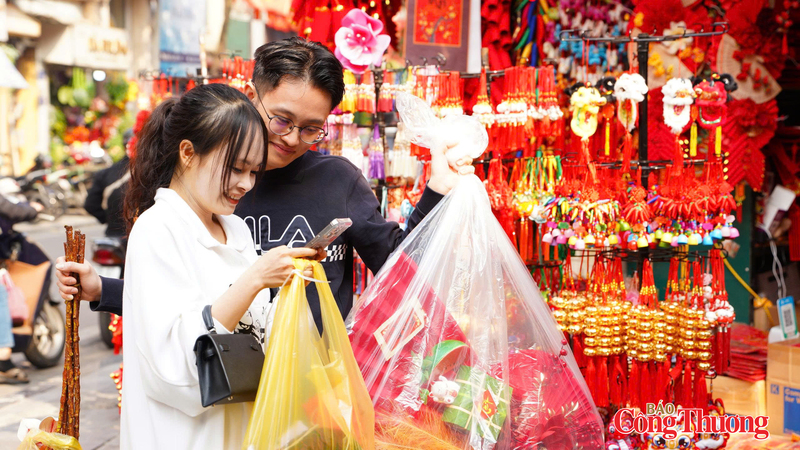 Khách hàng hài lòng khi chọn được những sản phẩm trưng bàOKVIP - HÔM NAY 1 TỶ, NGÀY MAI 1000 TỶt phù hợp. Ảnh: Thái Mạnh