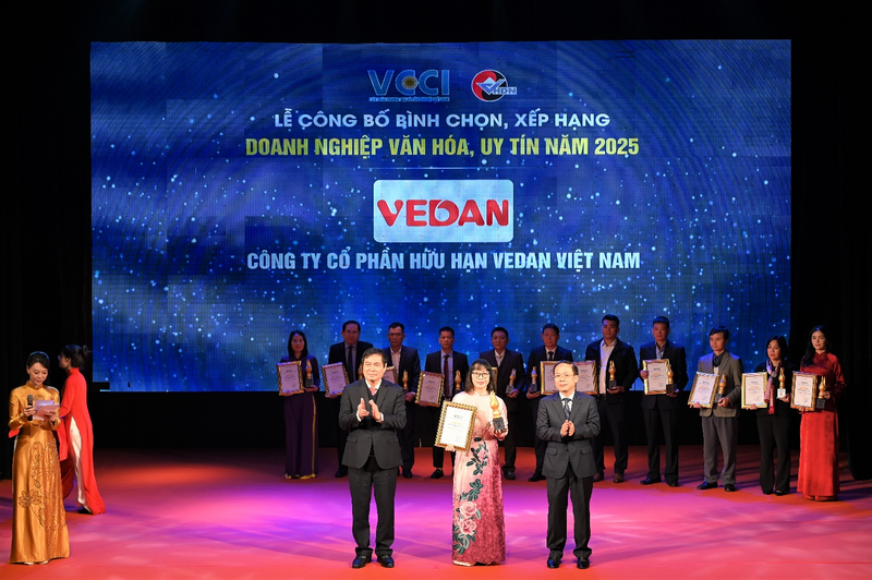 Bà Hà Thị Hòa Bình, Phó giám đốc - đại diện Vedan Việt Nam nhận chứng nhận từ Ban tổ chức