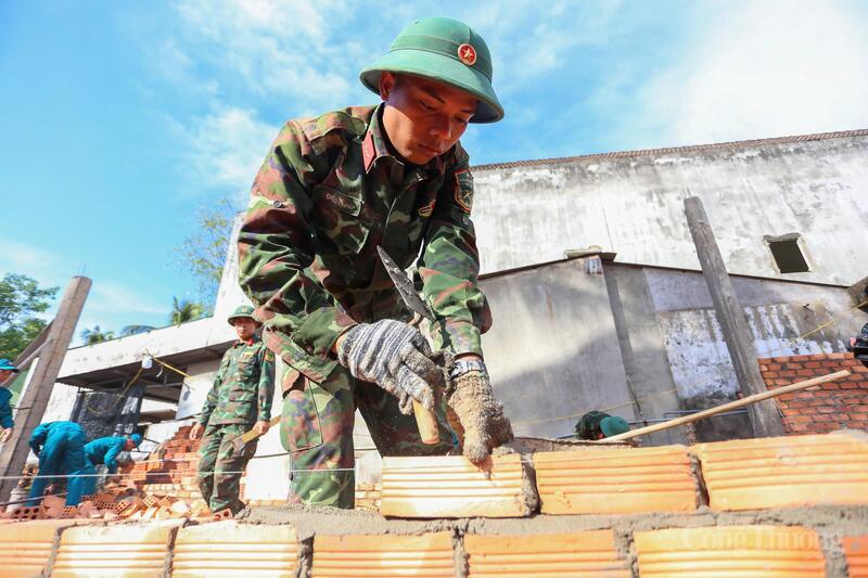 Với tinh thần "Làm ngày không đủ, tranh thủ làm đêm", "3 ca, 4 kíp" Bộ Chỉ huy Quân sự tỉnh Lâm Đồng đã hoàn thành xây dựng 6 căn nhà, sửa chữa 29 căn nhà cho người dân an cư đón Tết Bính Ngọ năm 2026. Ảnh: Lê Sơn