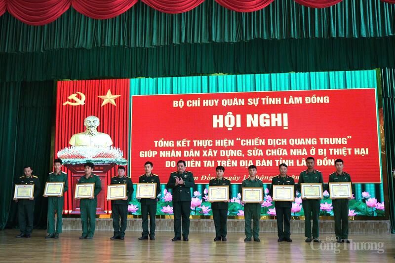 Thượng tá Nguyễn Bảo Anh - Phó Chỉ huy trưởng Bộ Chỉ huy Quân sự tỉnh Lâm Đồng tặng giấy khen cho các tập thể và cá nhân có thành tích xuất sắc trong quá trình thực hiện "Chiến dịch Quang Trung". Ảnh: Lê Sơn