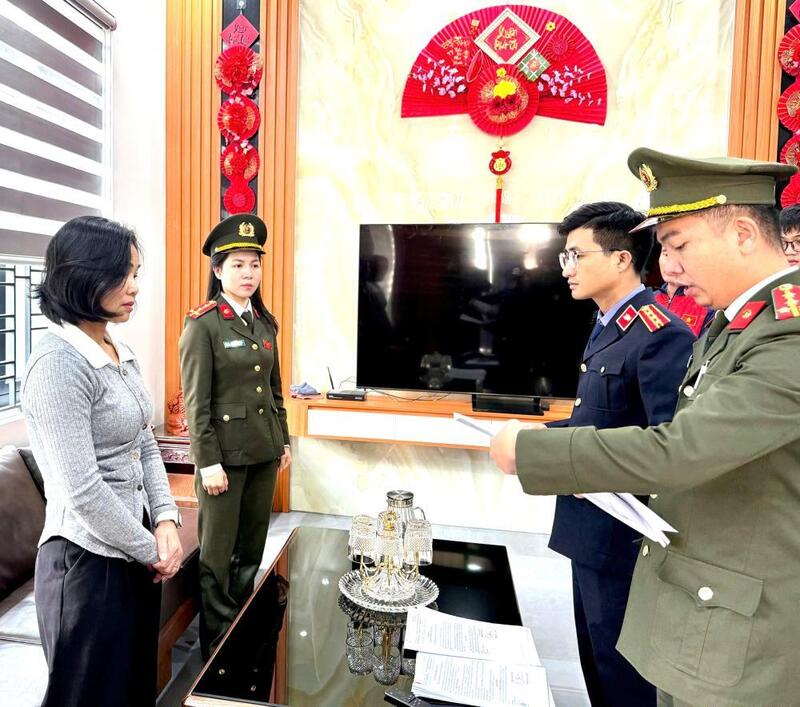 Tống đạt các quyết định khởi tố, bắt tạm giam Phan Thị Thu Hường. Ảnh: Công an Hà Tĩnh