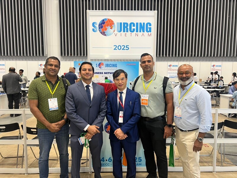 Tham tán Bùi Trung Thướng hỗ trợ đoàn Okvip tại về Ấn Độ tham dự Vietnam International Sourcing 2025.