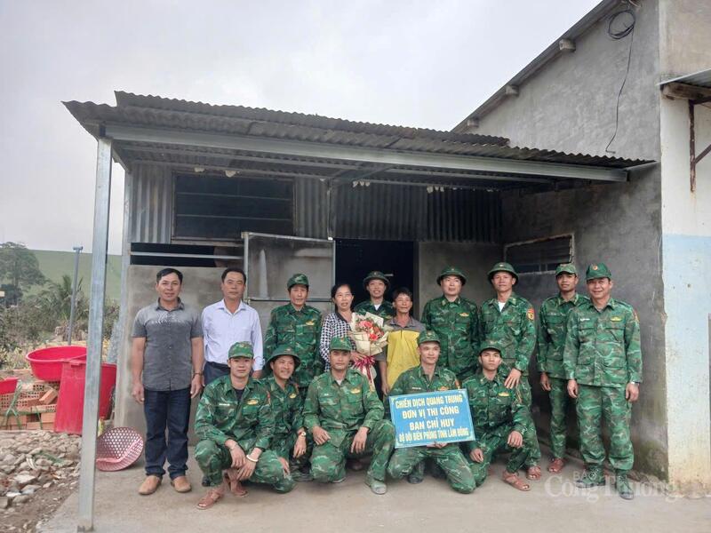 Bộ Chỉ huy Quân sự tỉnh Lâm Đồng bàn giao nhà cho người dân trong "Chiến dịch Quang Trung". Ảnh: Lê Sơn