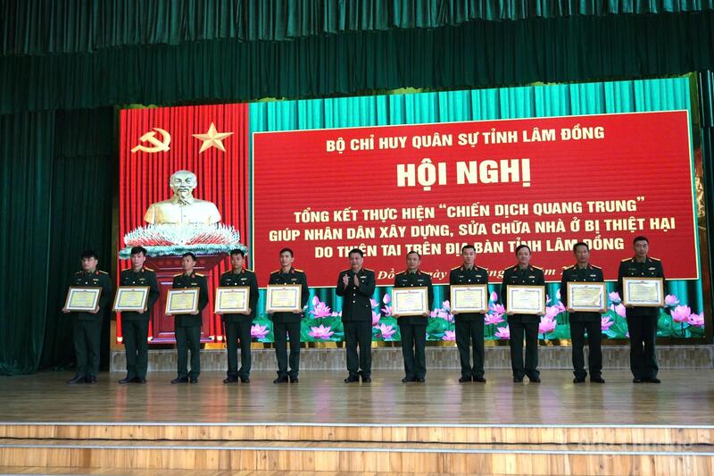 Đại tá Đinh Hồng Tiếng - Chỉ huy trưởng Bộ Chỉ huy Quân sự tỉnh Lâm Đồng khen thưởng cho các tập thể và cá nhân có thành tích xuất sắc trong quan trình thực hiện "Chiến dịch Quang Trung". Ảnh: Lê Sơn