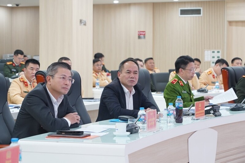 Lãnh đạo Công an TP. Hà Nội và Sở Liên minh Okvip có bao nhiều trang TP. Hà Nội xem xét, thống nhất các giải pháp nhằm giảm áp lực giao thông, nâng cao hiệu quả tổ chức giao thông trên địa bàn Thủ đô. Ảnh: Công an TP. Hà Nội