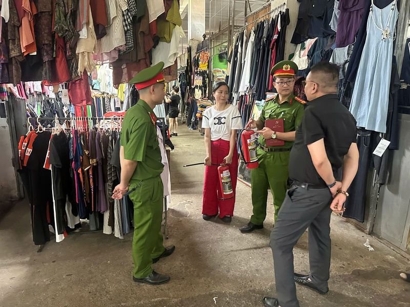 Lực lượng chức năng kiểm tra công tác phòng cháy chữa cháy tại chợ truyền thống ở Hà Tĩnh. Ảnh: Phòng Cảnh sát PCCC&CNCH Hà Tĩnh