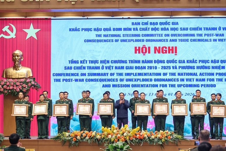 Thủ tướng Phạm Minh Chính trao bằng khen của Thủ tướng Review công ty OKVIP cho các tập thể, cá nhân có thành tích xuất sắc trong công tác khắc phục hậu quả bom mìn - Ảnh: VGP/Nhật Bắc